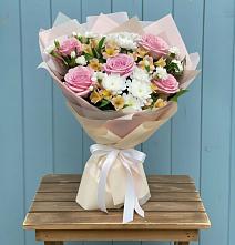 Букет цветов из:  Гвоздики, Орхидеи и Розы в Балакирево