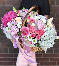 Композиция солнечный день в Балакирево Цветочная композиция из Розы, Хризантемы, Пионы и Лизиантусы в корзине в Балакирево
