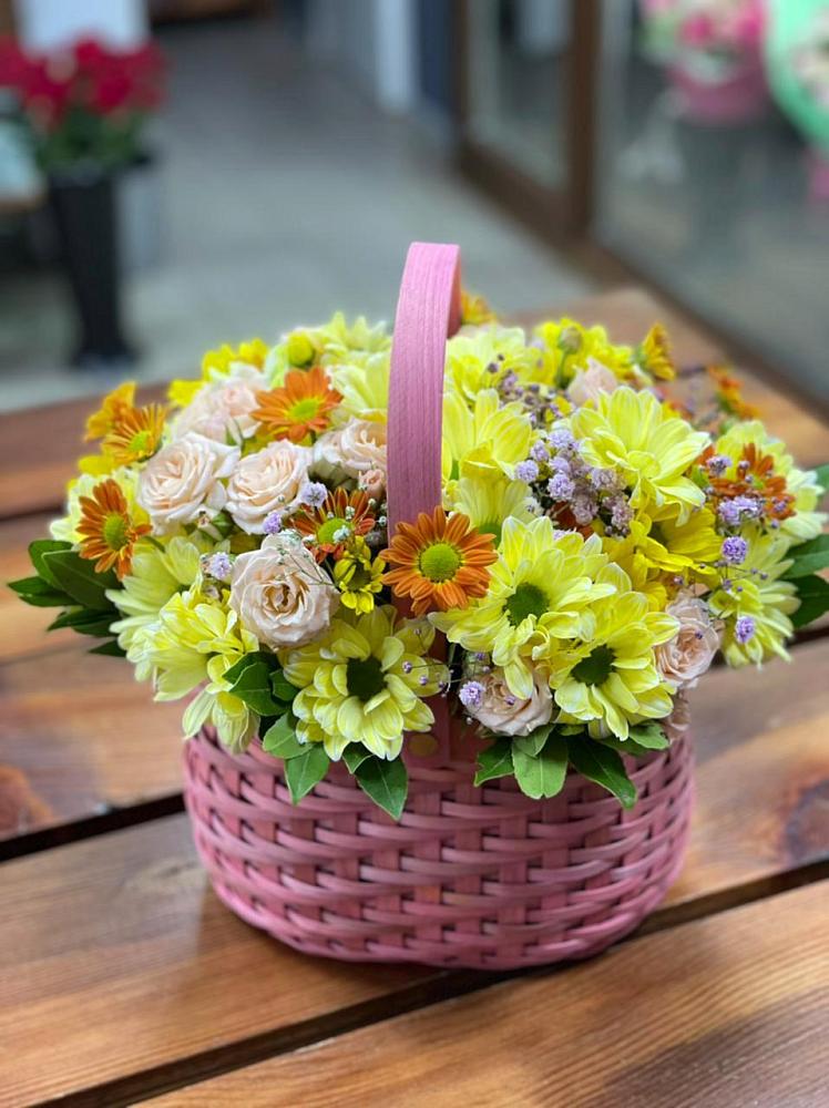 Цветочная композиция из Хризантемы и Розы в корзине в Балакирево