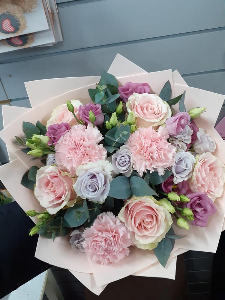 Букет цветов из: Розы, Гвоздики и Лизиантусы в Балакирево